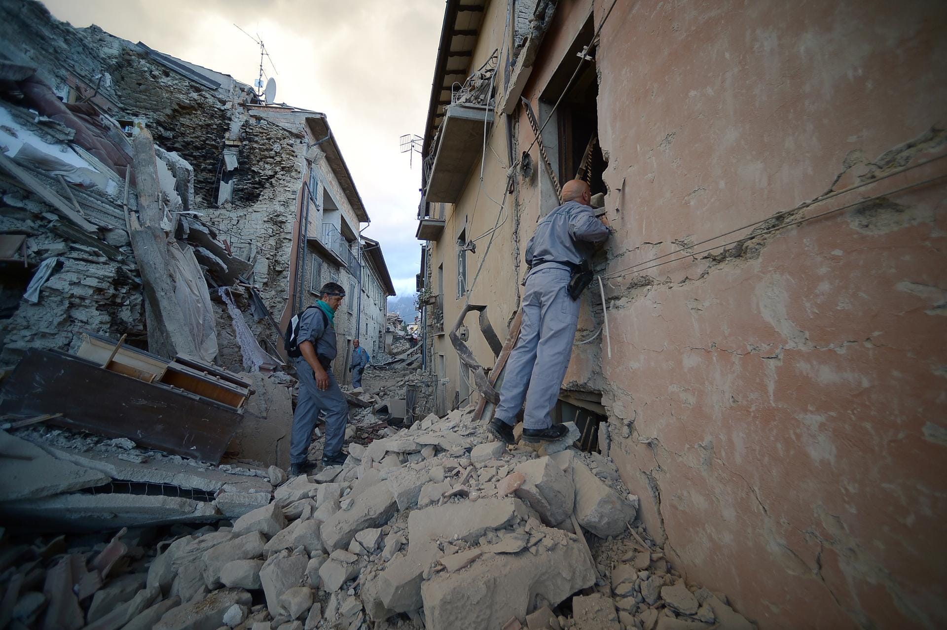 In Italien hat ein schweres Erdbeben der Stärke 6,2 Italien erschüttert. Es gibt Tote und Verletzte. Die gesamte Region zwischen Umbrien, Latium und den Marken ist betroffen.