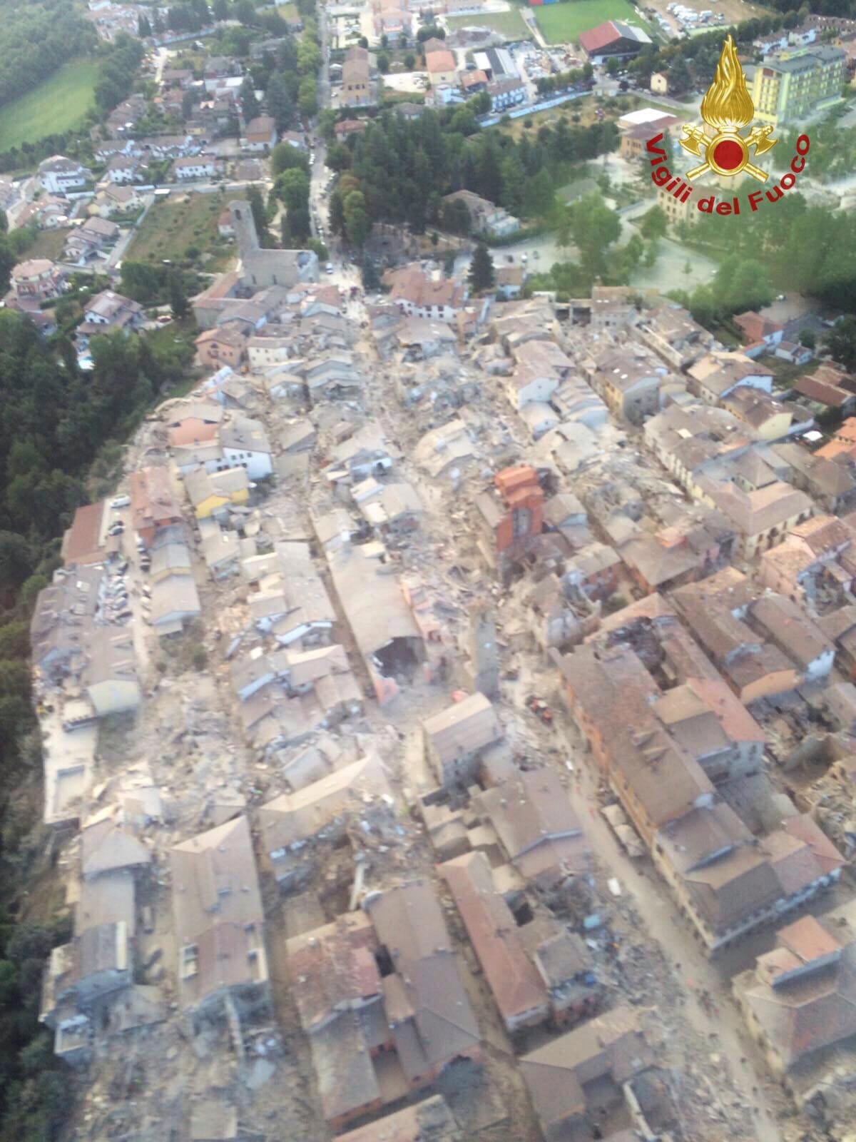 Eine Luftaufnahme zeigt das Ausmaß der Zerstörung von Amatrice.