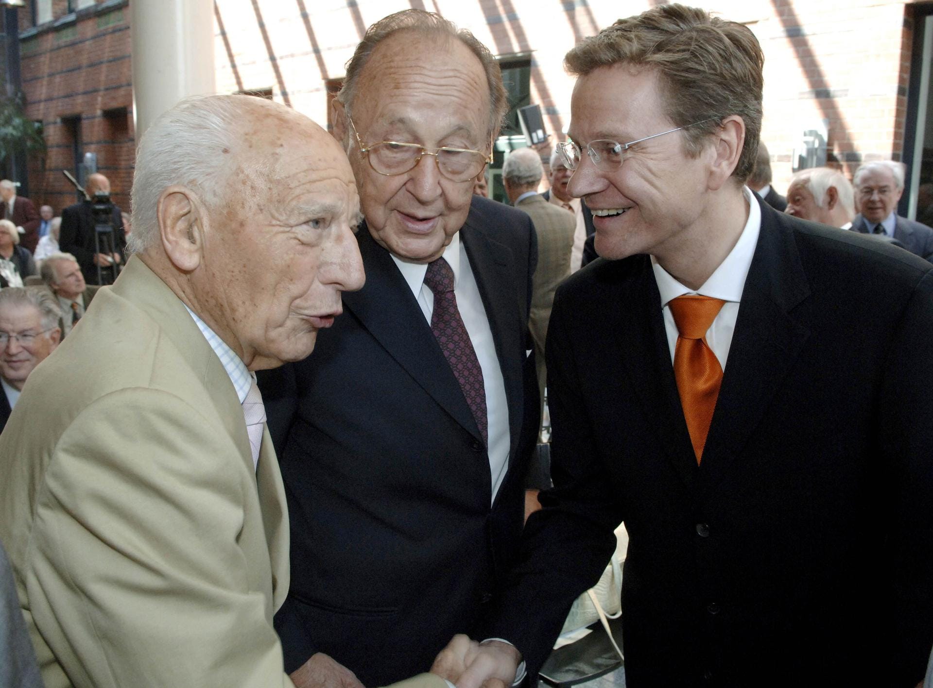 Drei FDP-Größen und ehemalige Außenminister unter sich. 2005 trafen sich Scheel, Hans-Dietrich Genscher und Guido Westerwelle in der Parteizentrale in Berlin. Alle drei sind im Jahr 2016 verstorben.