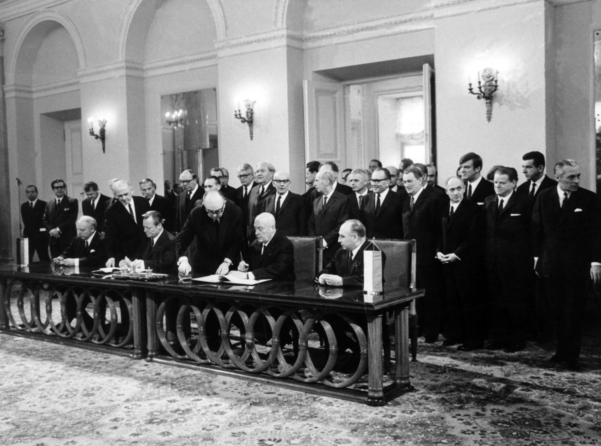 Am 7. Dezember 1970 unterzeichneten Scheel und Brandt in diesem Zusammenhang gemeinsam mit dem polnischen Ministerpräsidenten Jozef Cyrankiewicz und dessen Außenminister Stefan Jedrychowski den deutsch-polnischen Vertrag.