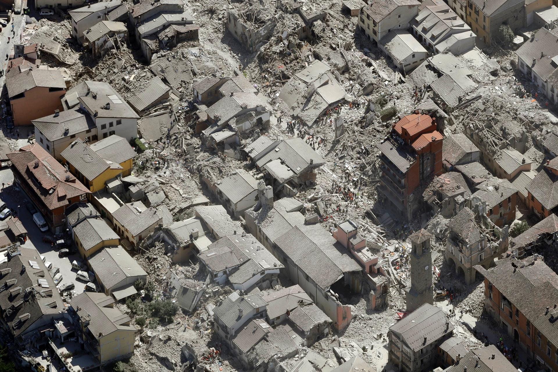 Eine Luftaufnahme von der verheerenden Zerstörung des Dorfes Amatrice.