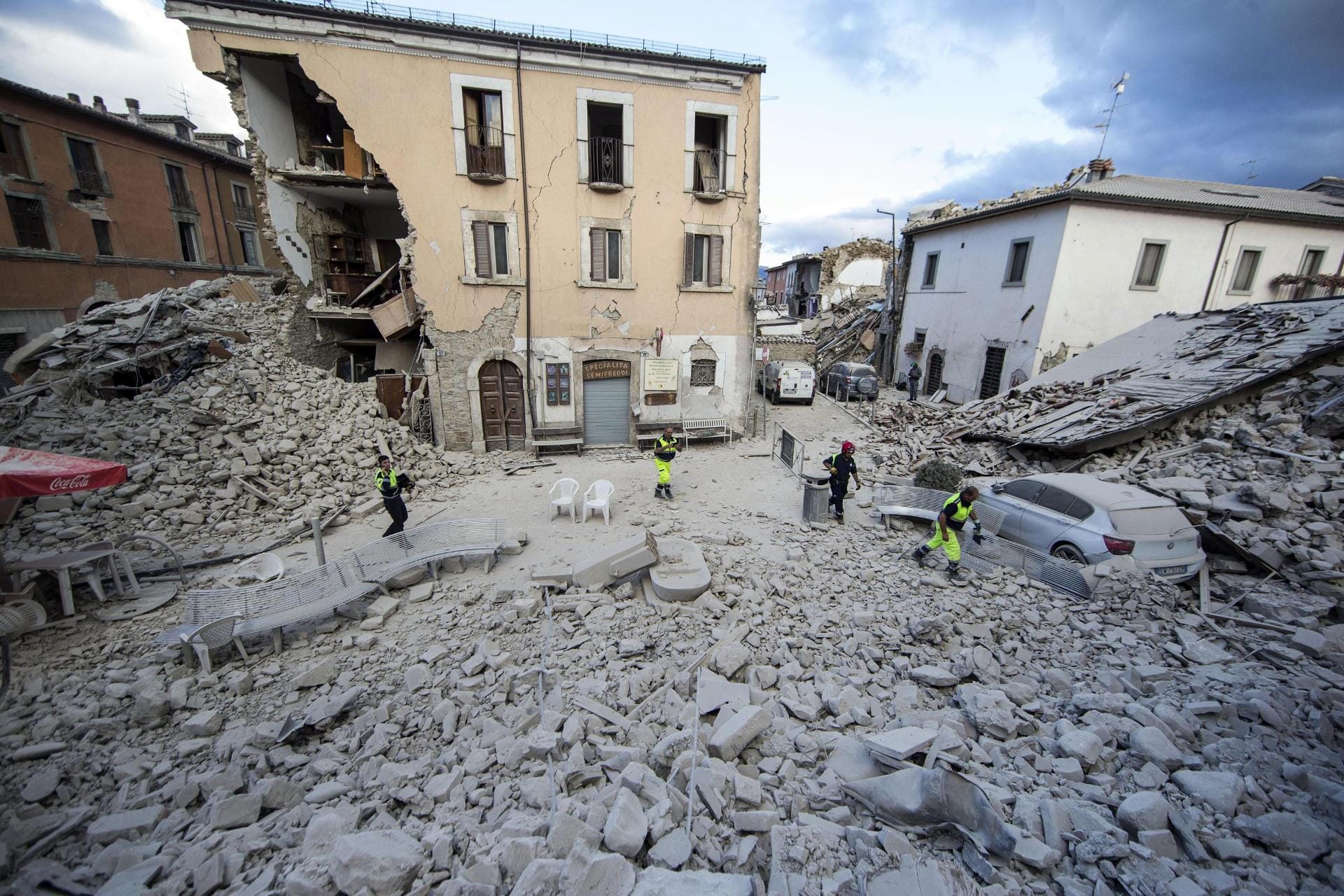 Mehr als 200 Nachbeben wurden gezählt, viele beschädigte Häuser gelten als unsicher.