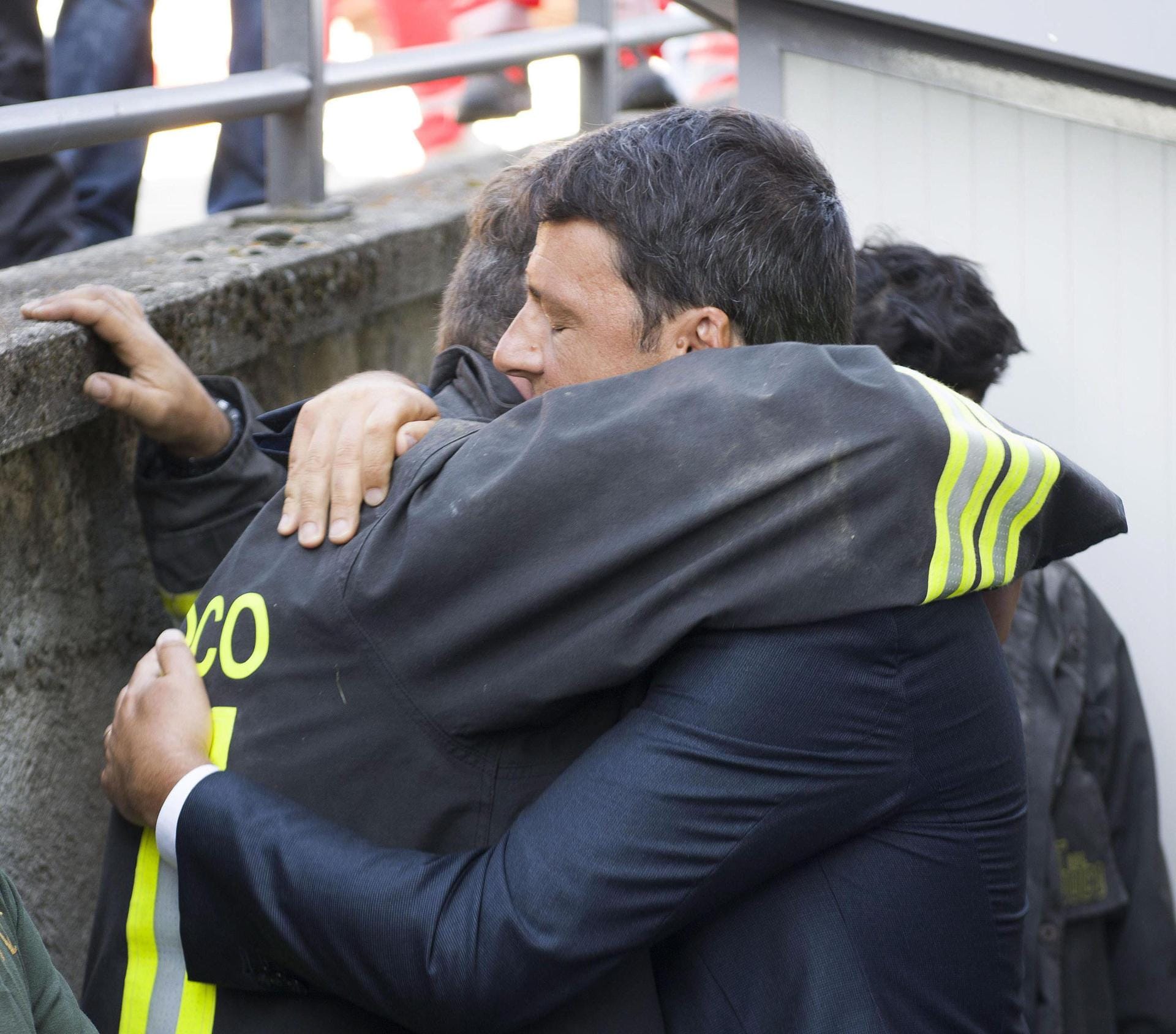 "Heute ist die Zeit für Tränen und Gefühle", sagte Regierungschef Matteo Renzi beim Besuch der Erdbebenregion. Am Donnerstag nahm seine Regierung den Wiederaufbau in Angriff.