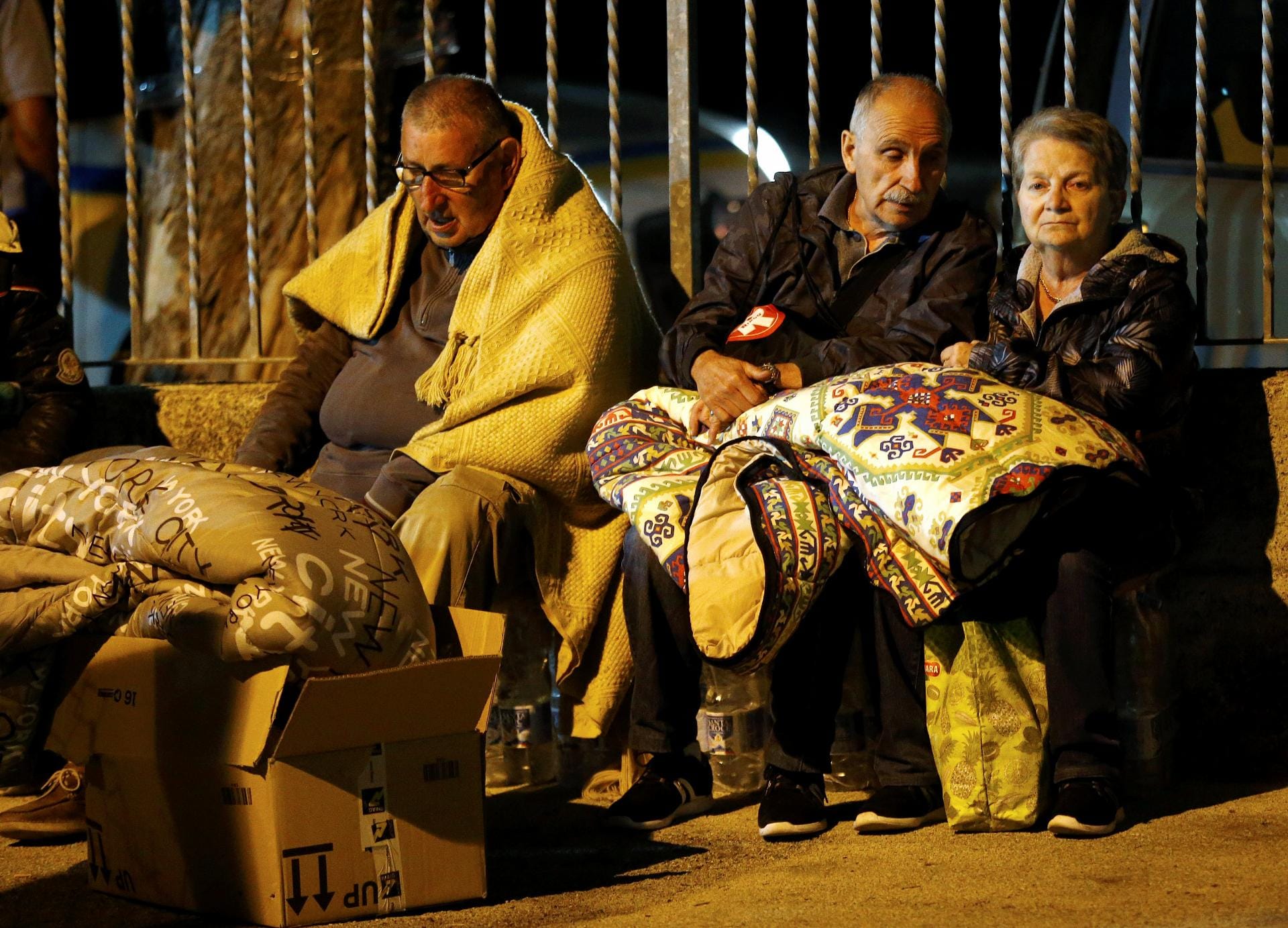 Für hunderte Menschen im mittelitalienischen Amatrice ist es die erste von vielen obdachlosen Nächten. Das verheerende Erdbeben mit mindestens 247 Toten kam um drei Uhr morgens, weshalb manche Überlebende nun in Schlafanzügen und Hausschuhen herumlaufen.