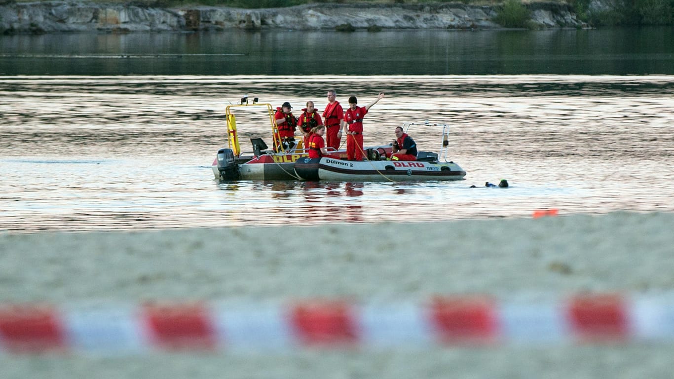 Einsatzkräfte der DLRG suchen am 24. August 2016 im Silbersee in Haltern (Nordrhein-Westfalen) nach einer vermissten Person. Ein junger Mann kam an dem Abend im See ums Leben.