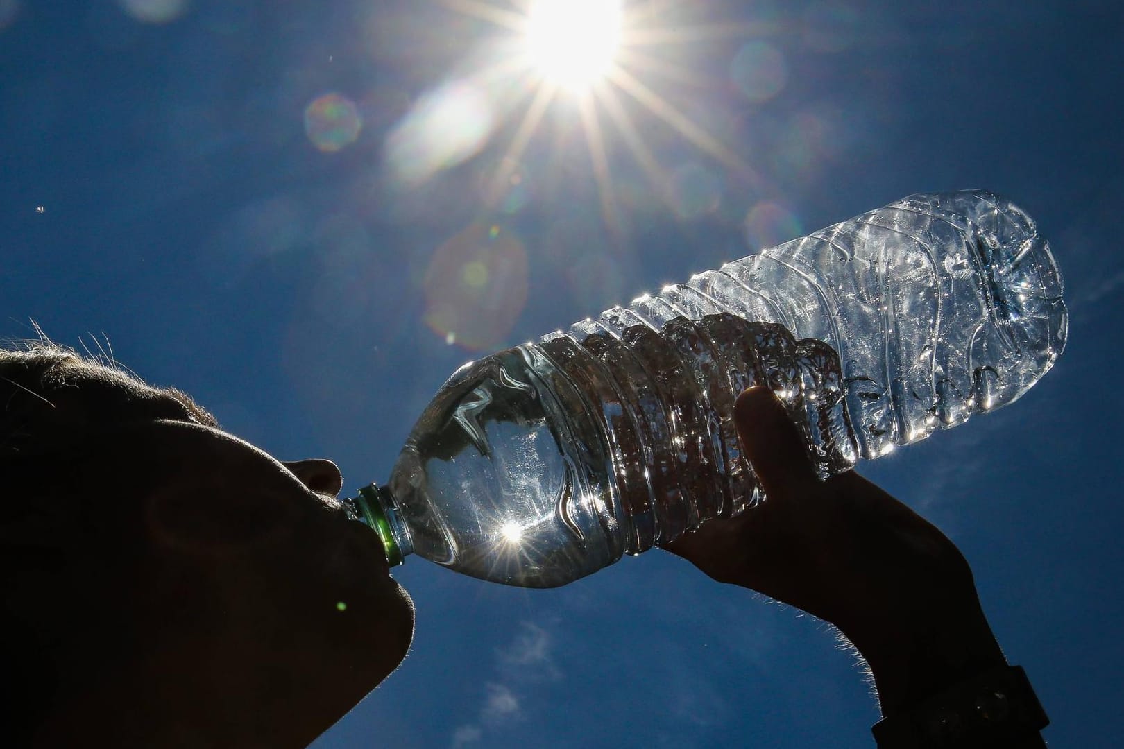 Bei extremer Hitze sollte Wasser immer griffbereit sein.