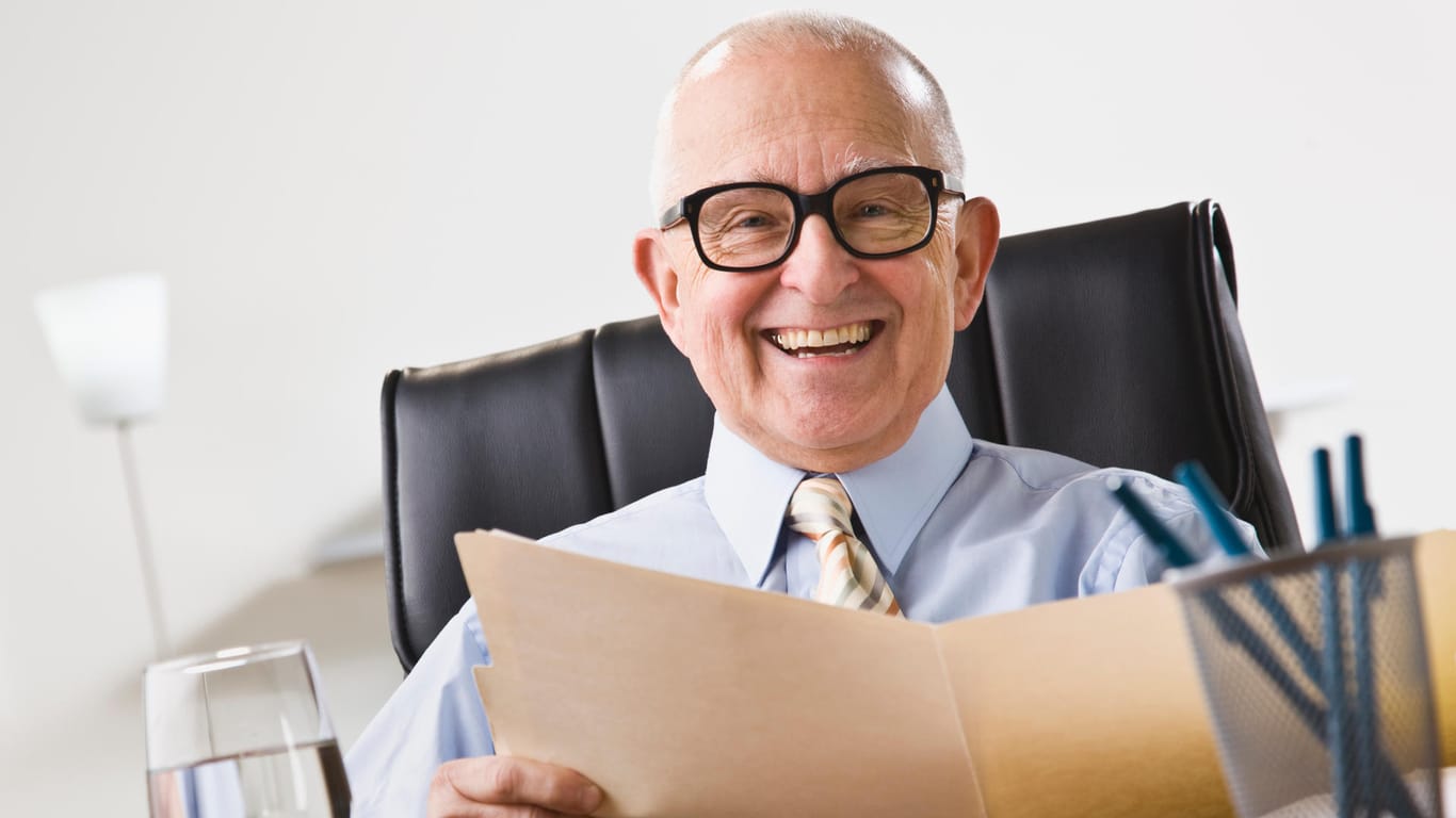 Viele Rentner wollen weiterhin beruflich aktiv bleiben und arbeiten beispielsweise in ihrem früheren Betrieb.