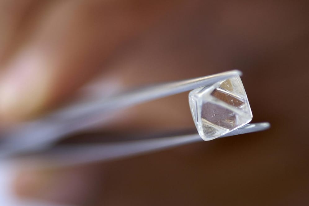 Bei der Diamantbestattung entsteht ein Edelstein mit 0,4 bis 1 Karat Größe.