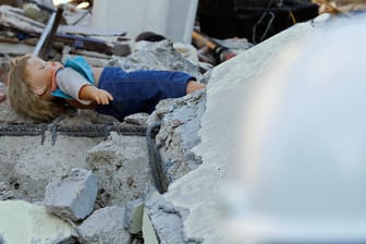 Eine Puppe liegt im Trümmerfeld nach dem verheerenden Erdbeben in Mittelitalien.