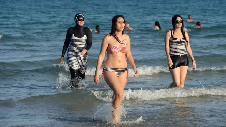 Bikini neben Burkini: Szene an einem Strand im muslimischen Tunesien.