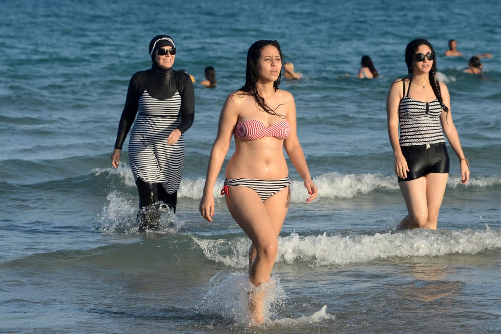 Bikini neben Burkini: Szene an einem Strand im muslimischen Tunesien.