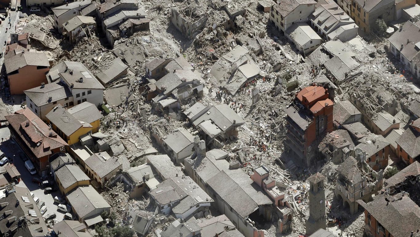 Eine Luftaufnahme zeigt das Ausmaß der Zerstörung von Amatrice.