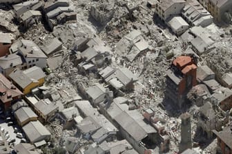 Eine Luftaufnahme zeigt das Ausmaß der Zerstörung von Amatrice.