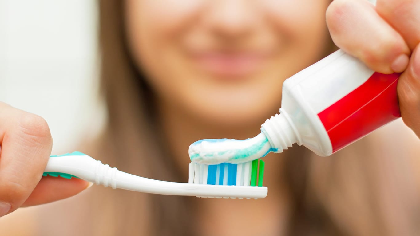 Um vor Karies zu schützen, sollten Zahnpasten Fluorid enthalten.