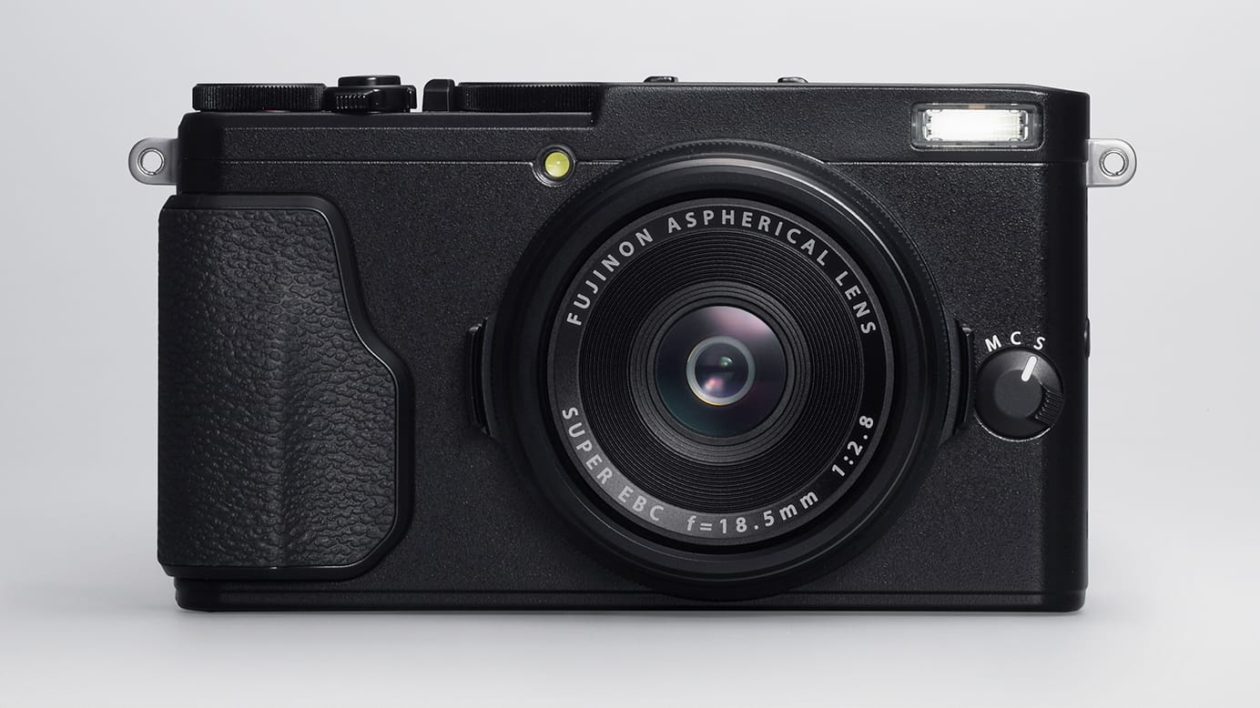 Die 690 Euro teure Fujifilm X 70 hat bei den getesteten Kompaktkameras den größten Bildsensor. Sie bekam die Gesamtnote "Gut" (Note 2,2).