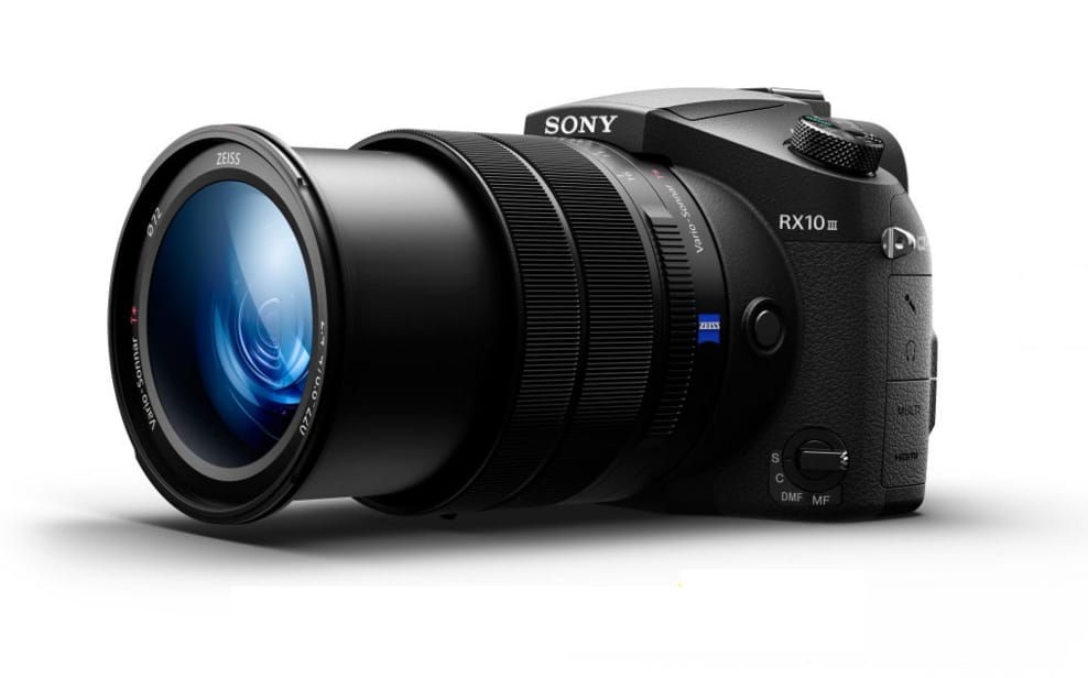 Die Sony Cybershot DSC-RX10 III fällt im Test etwas aus dem Rahmen, ist sie doch eher eine Bridgekamera und keine Kompaktkamera.