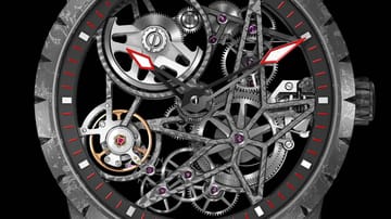 Ein Hingucker ist die Excalibur Automatik Carbon von Roger Dubuis, die auf der SIHH 2016 gezeigt wurde. Sie ist eine Neuauflage des skelletierten Modells von 2015 - allerdings nun mit dem leichten Hightech-Werkstoff Karbon. Rund 70.000 Euro kostet die Uhr.