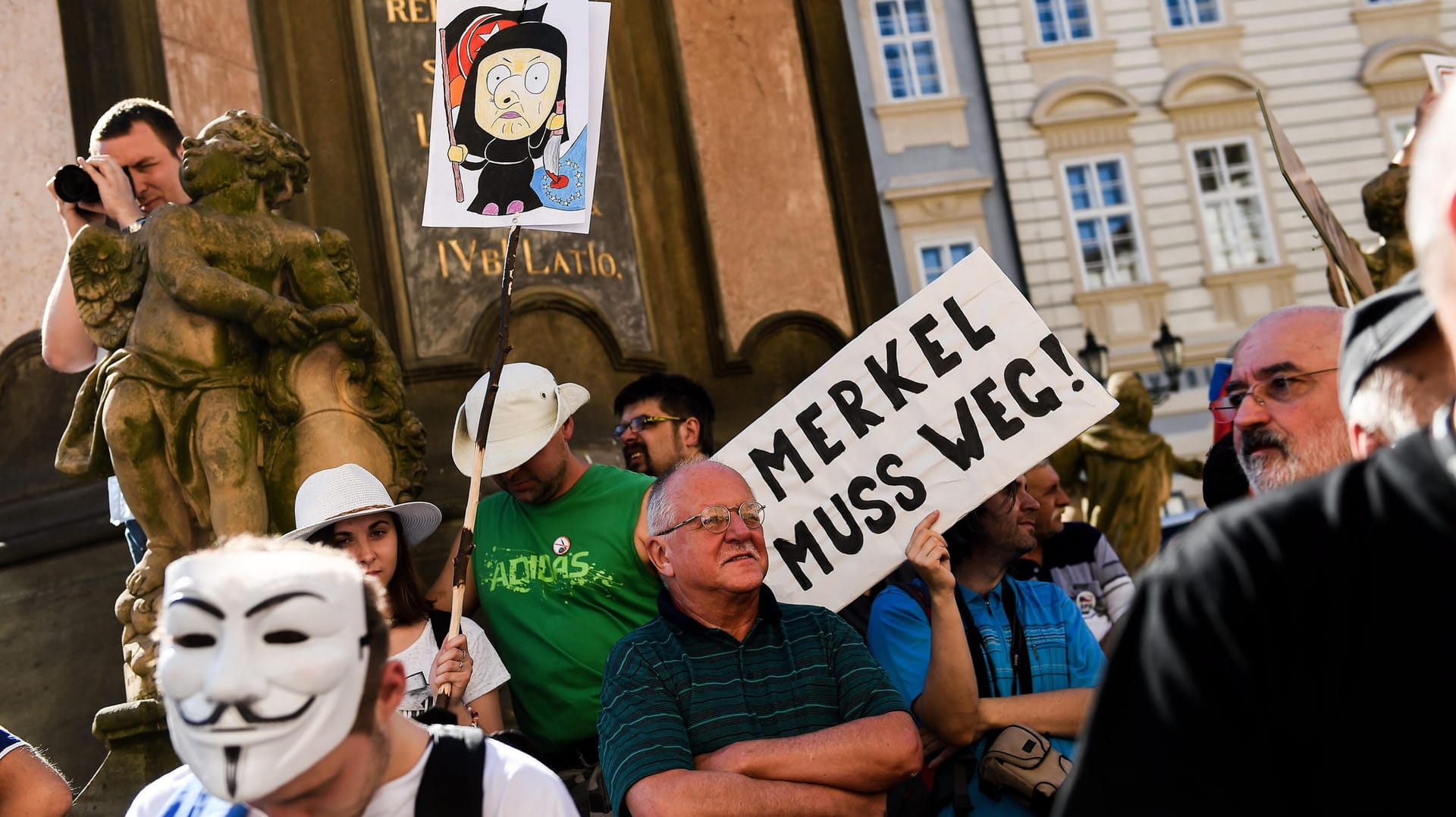 "Merkel muss weg": Zuwanderungsgegner hatten in Prag zu Kundgebungen gegen die Bundeskanzlerin aufgerufen.