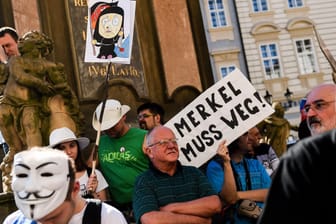 "Merkel muss weg": Zuwanderungsgegner hatten in Prag zu Kundgebungen gegen die Bundeskanzlerin aufgerufen.