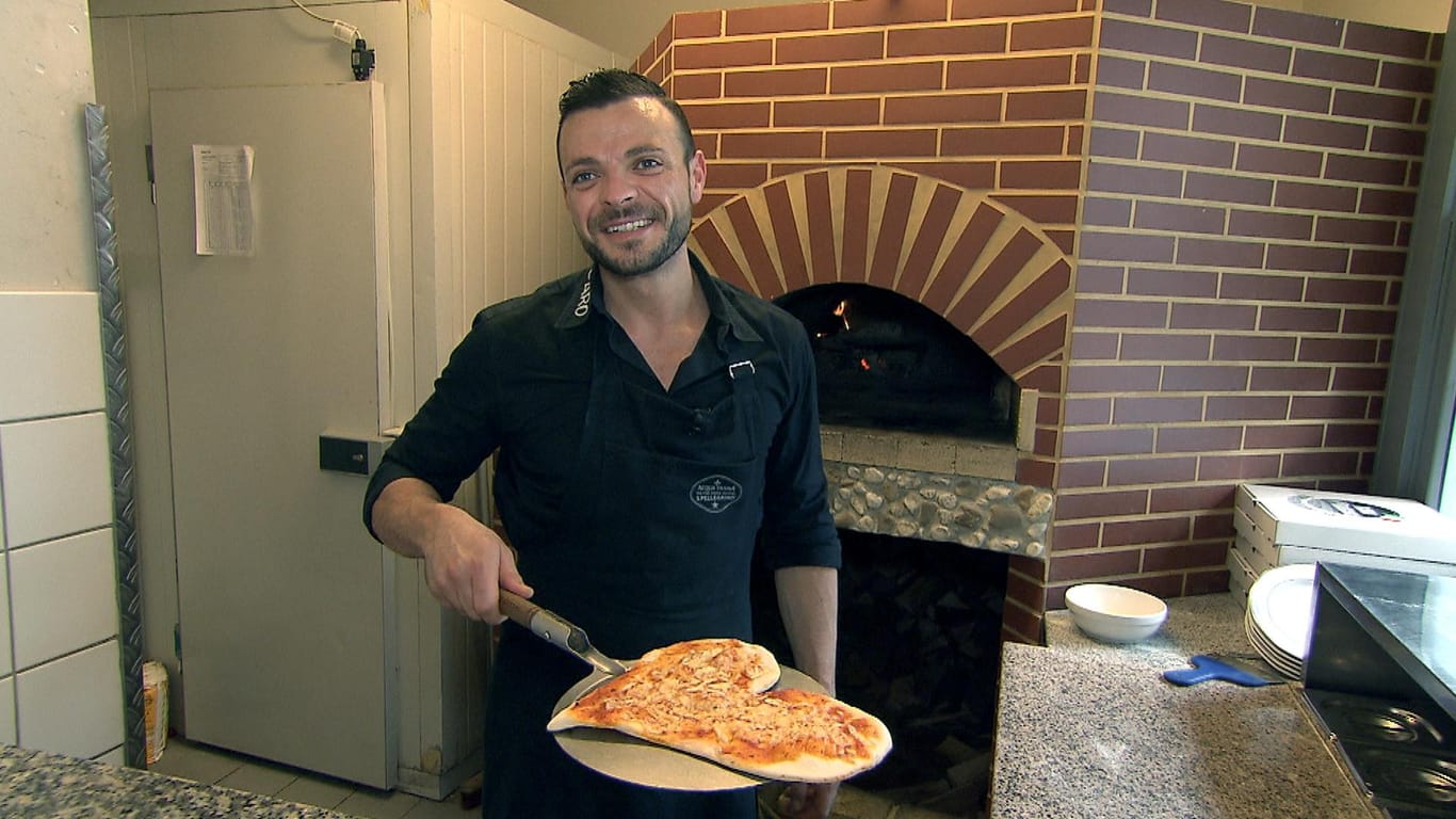 Der Italiener Angelo (35) aus Köln sucht eine Frau und hat ihr eine herzförmige Pizza gebacken.