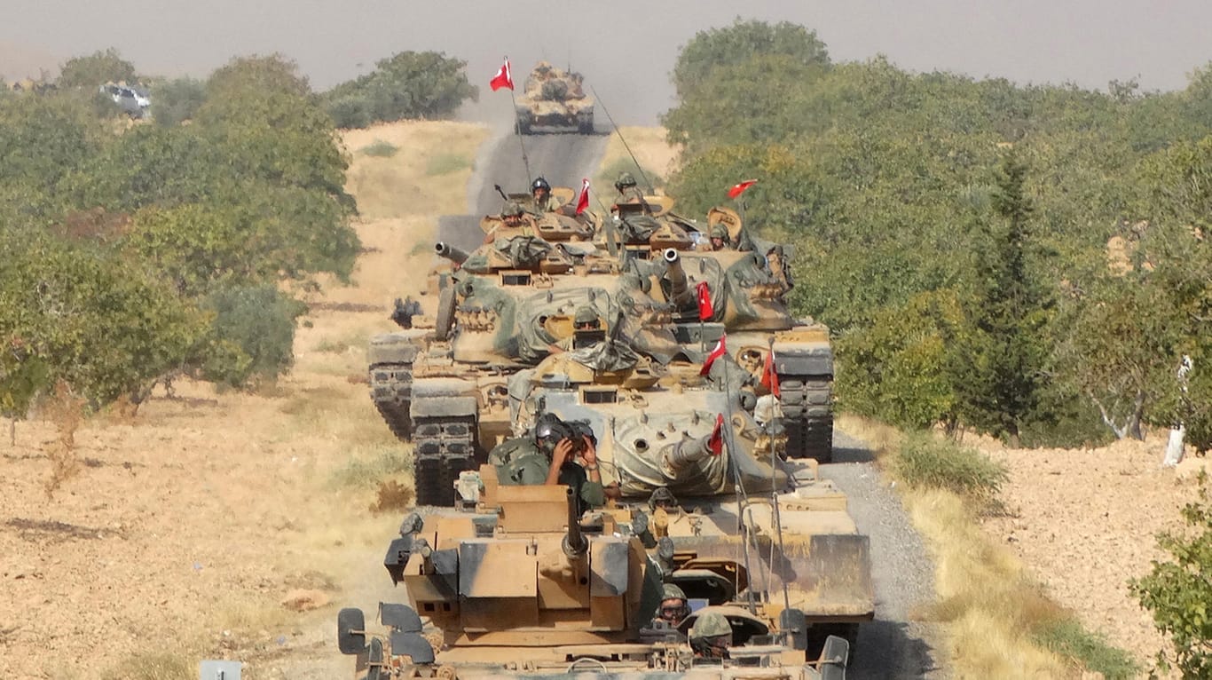 Die türkische Armee mit Panzern auf dem Weg an die syrische Grenze (Foto vom Mittwoch).