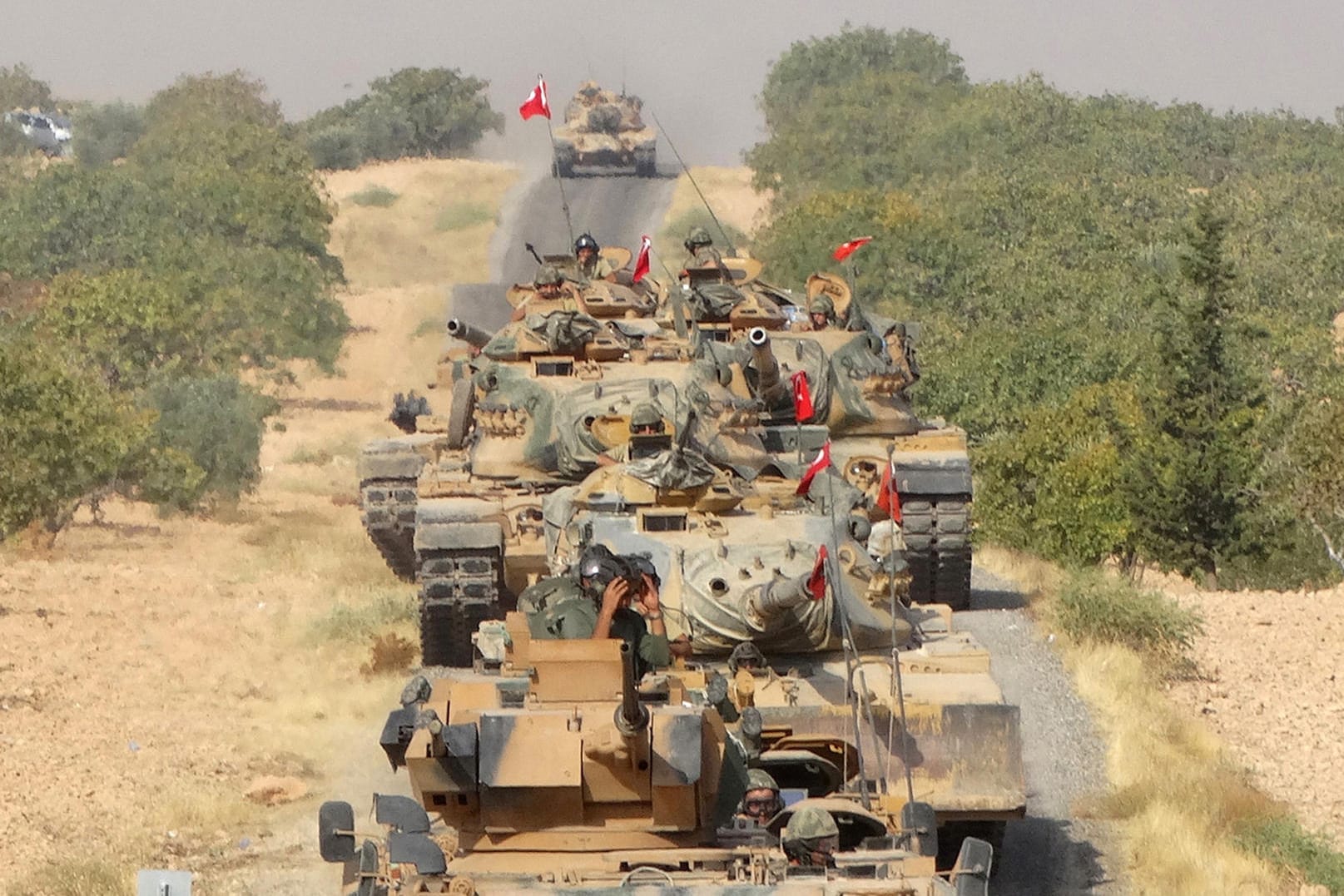 Die türkische Armee mit Panzern auf dem Weg an die syrische Grenze (Foto vom Mittwoch).