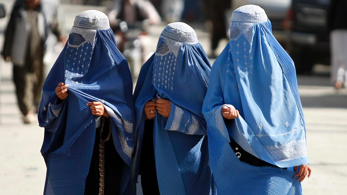 Frauen mit einer traditionellen Burka.