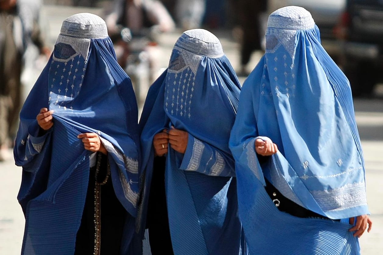 Frauen mit einer traditionellen Burka.