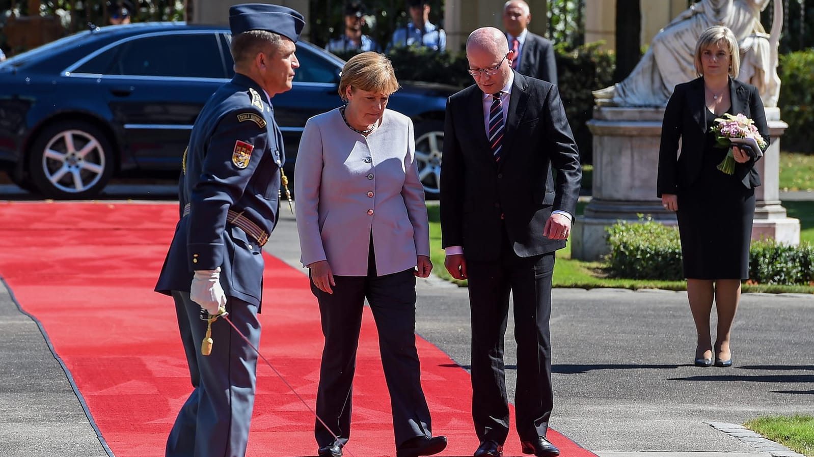 Der tschechische Premier Bohuslav Sobotka begrüßt Kanzlerin Angela Merkel bei der Ankunft in Prag. Der tschechische Premier Bohuslav Sobotka begrüßt Kanzlerin Angela Merkel bei der Ankunft in Prag.