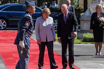 Der tschechische Premier Bohuslav Sobotka begrüßt Kanzlerin Angela Merkel bei der Ankunft in Prag.