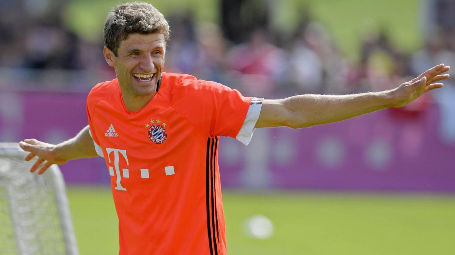Immer für einen Scherz zu haben: Thomas Müller ist von den Schafkopf-Qualitäten seines neuen Mannschaftskollegen sichtlich angetan. Immer für einen Scherz zu haben: Thomas Müller ist von den Schafkopf-Qualitäten seines neuen Mannschaftskollegen sichtlich angetan.