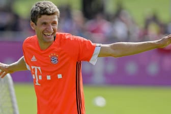 Immer für einen Scherz zu haben: Thomas Müller ist von den Schafkopf-Qualitäten seines neuen Mannschaftskollegen sichtlich angetan.
