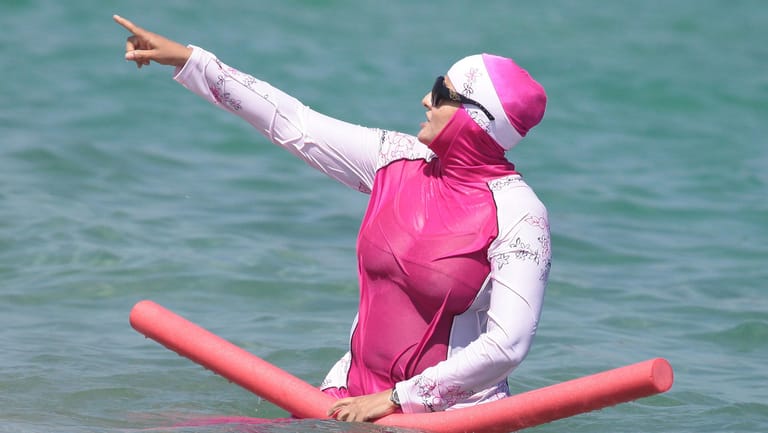 Momentaufnahme in Südfrankreich: Eine Frau trägt zum Baden im Meer einen Burkini.