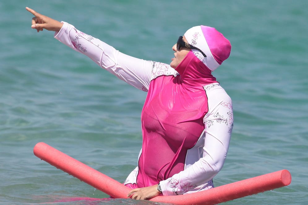 Momentaufnahme in Südfrankreich: Eine Frau trägt zum Baden im Meer einen Burkini.