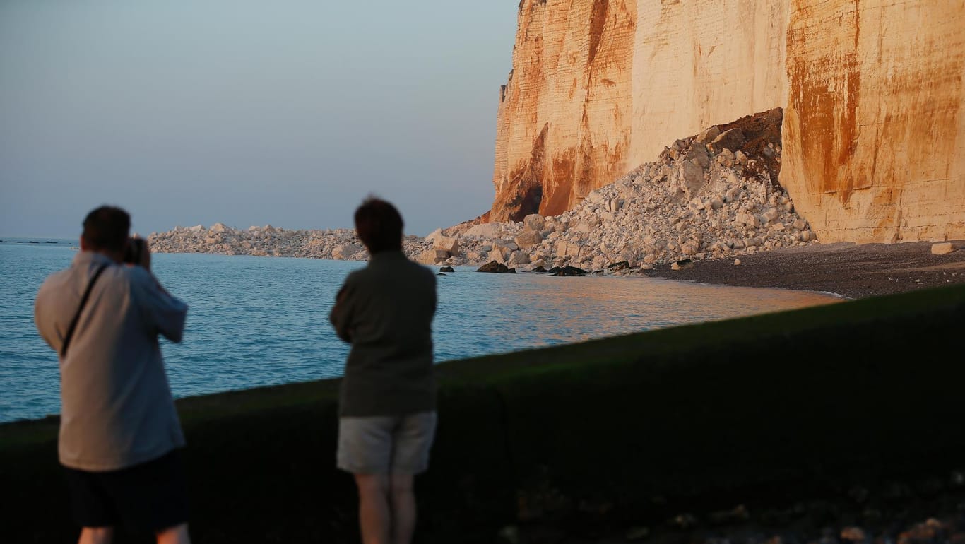 Ein Kreidefelsen ist in der Normandie abgebrochen.