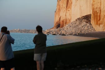 Ein Kreidefelsen ist in der Normandie abgebrochen.