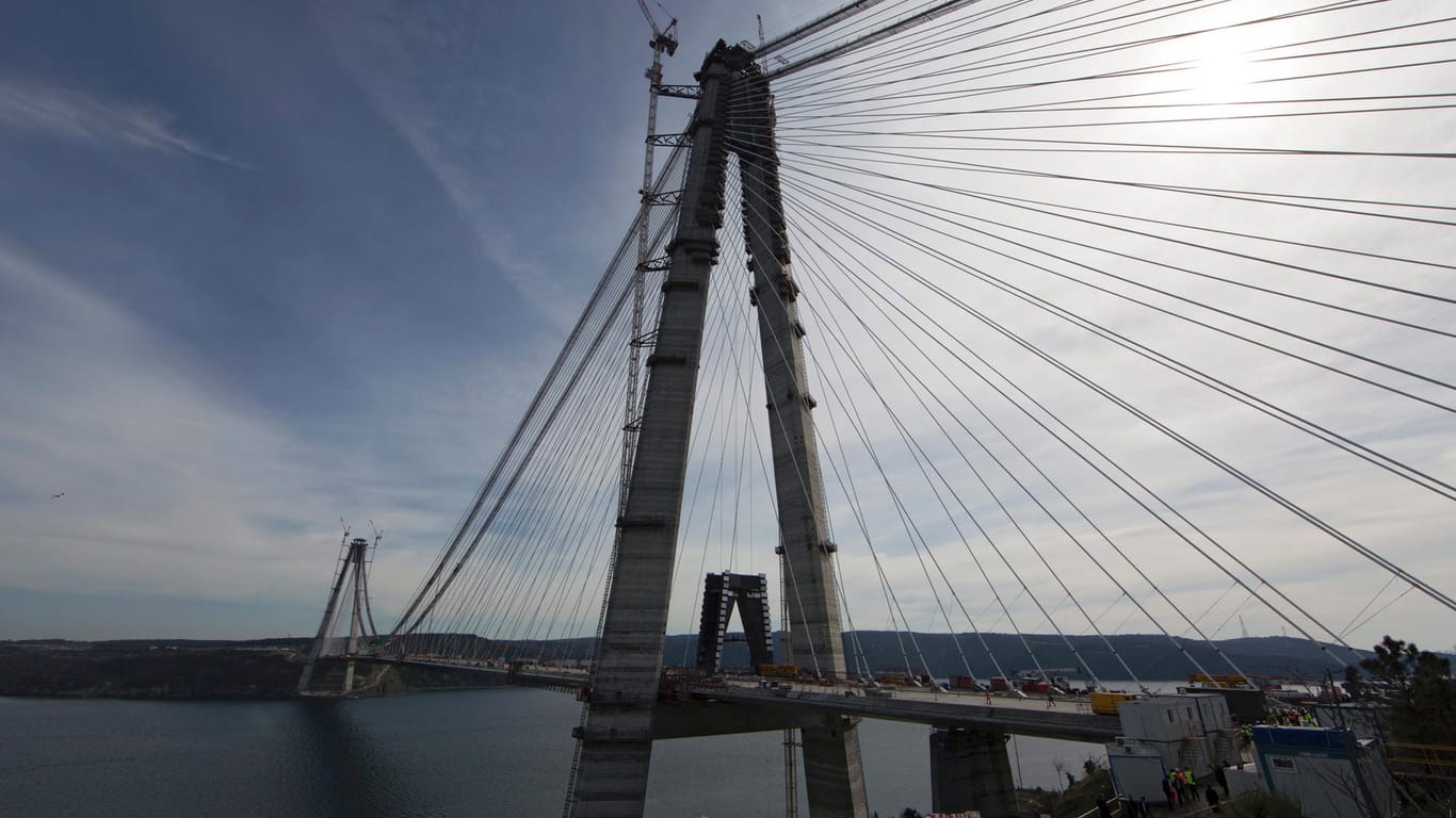 Die Yavuz-Sultan-Selim-Brücke stellt Rekorde auf.