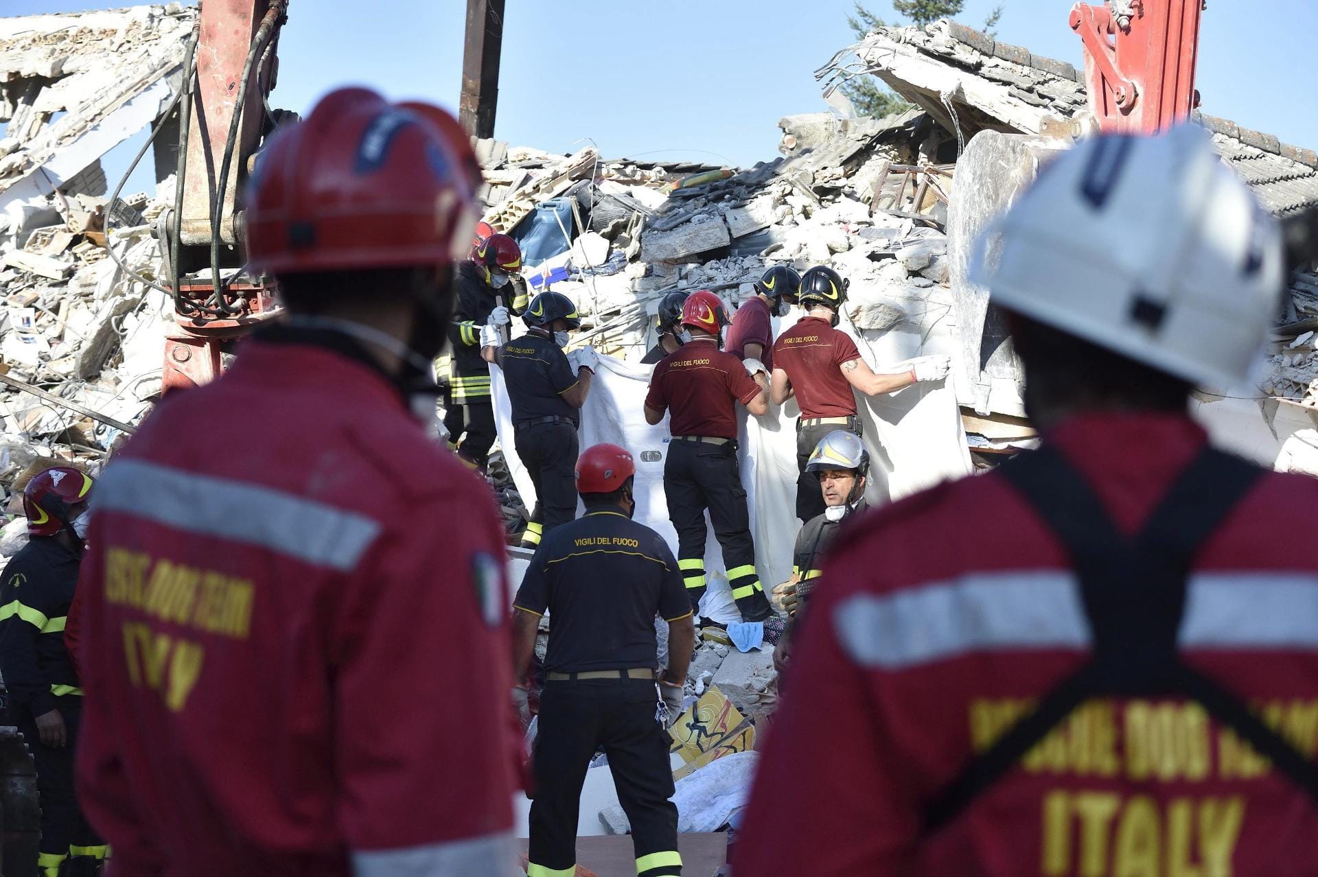Auch zwei Tage nach dem schweren Erdbeben mit mindestens 267 Toten haben mehrere Erdstöße die Katastrophenregion in Mittelitalien erschüttert.