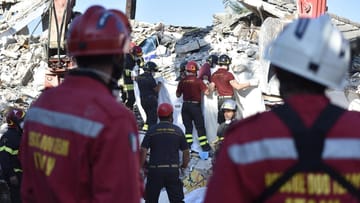 Auch zwei Tage nach dem schweren Erdbeben mit mindestens 267 Toten haben mehrere Erdstöße die Katastrophenregion in Mittelitalien erschüttert.