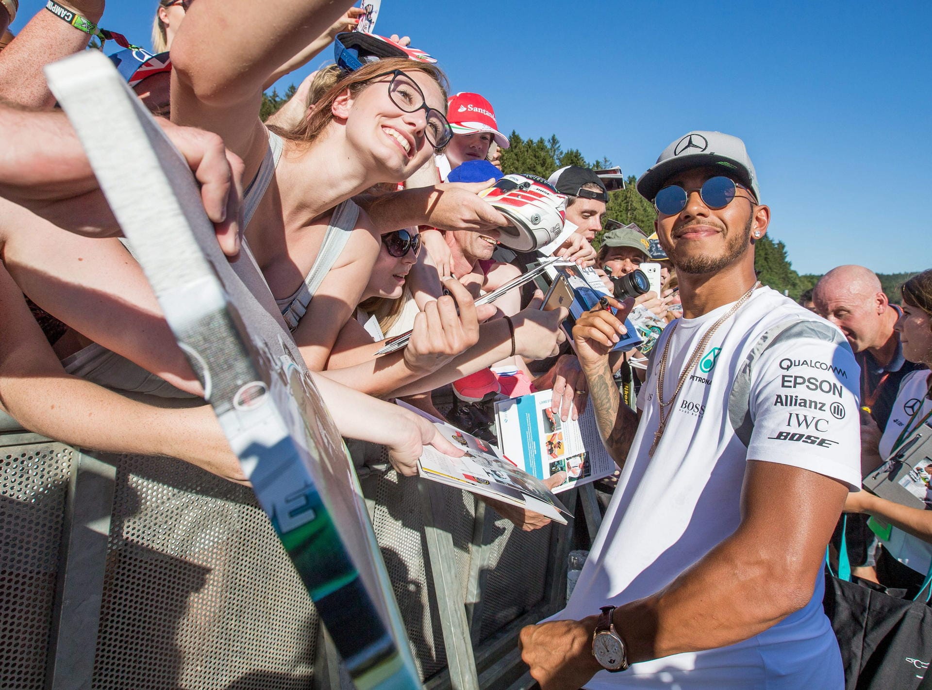 Gefragter Mann: Formel-1-Weltmeister Lewis Hamilton präsentiert sich in Spa mit den Fans.