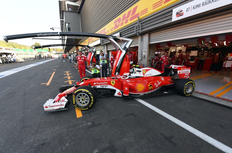 Auf geht's zum ersten Training: Kimi Räikkönen verlässt die Ferrari-Box.