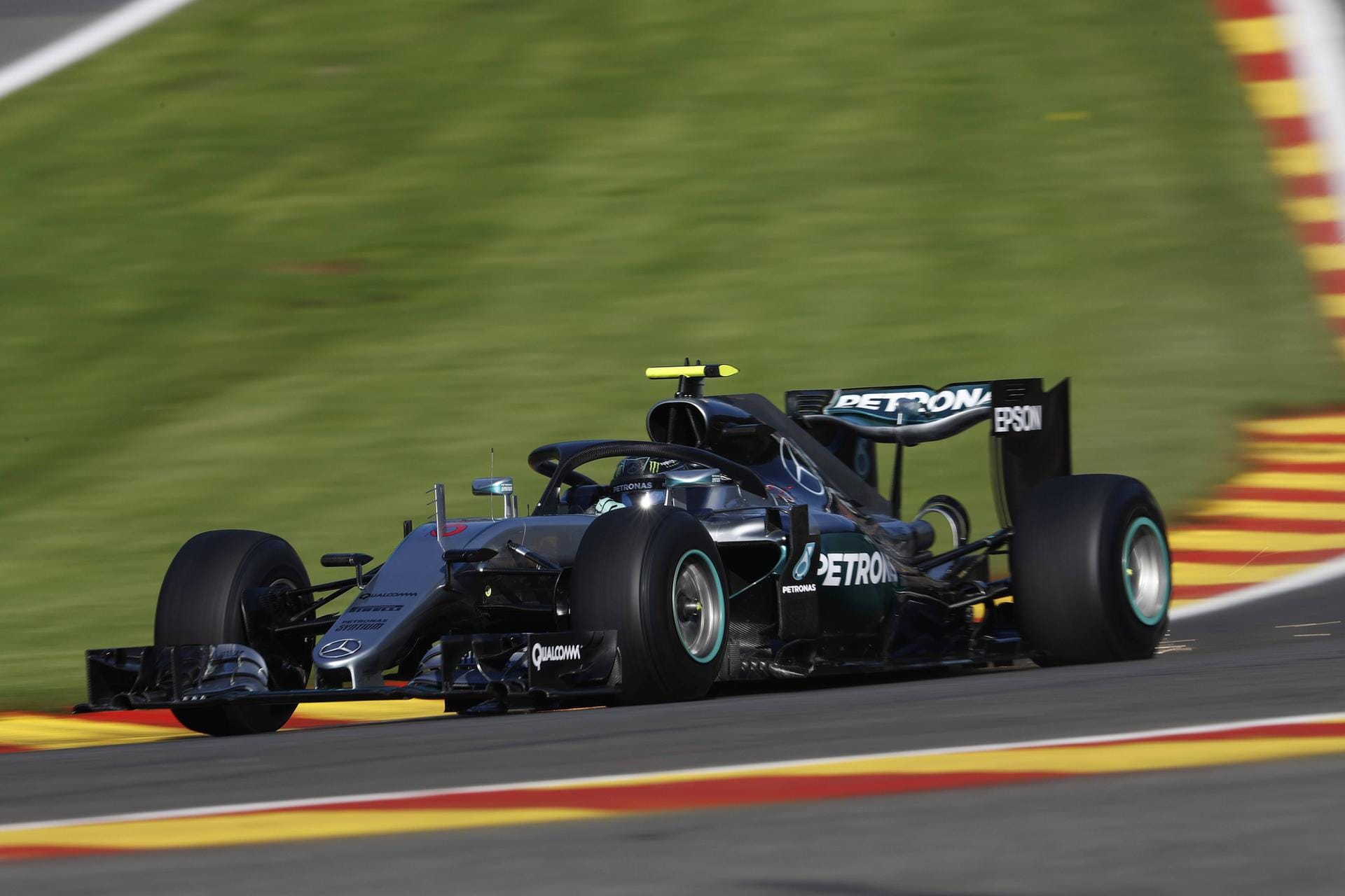 Für spektakuläre Bilder sorgt Nico Rosberg, der im Training für ein paar Runden mit dem "Halo"-Sicherheitsbügel unterwegs ist.