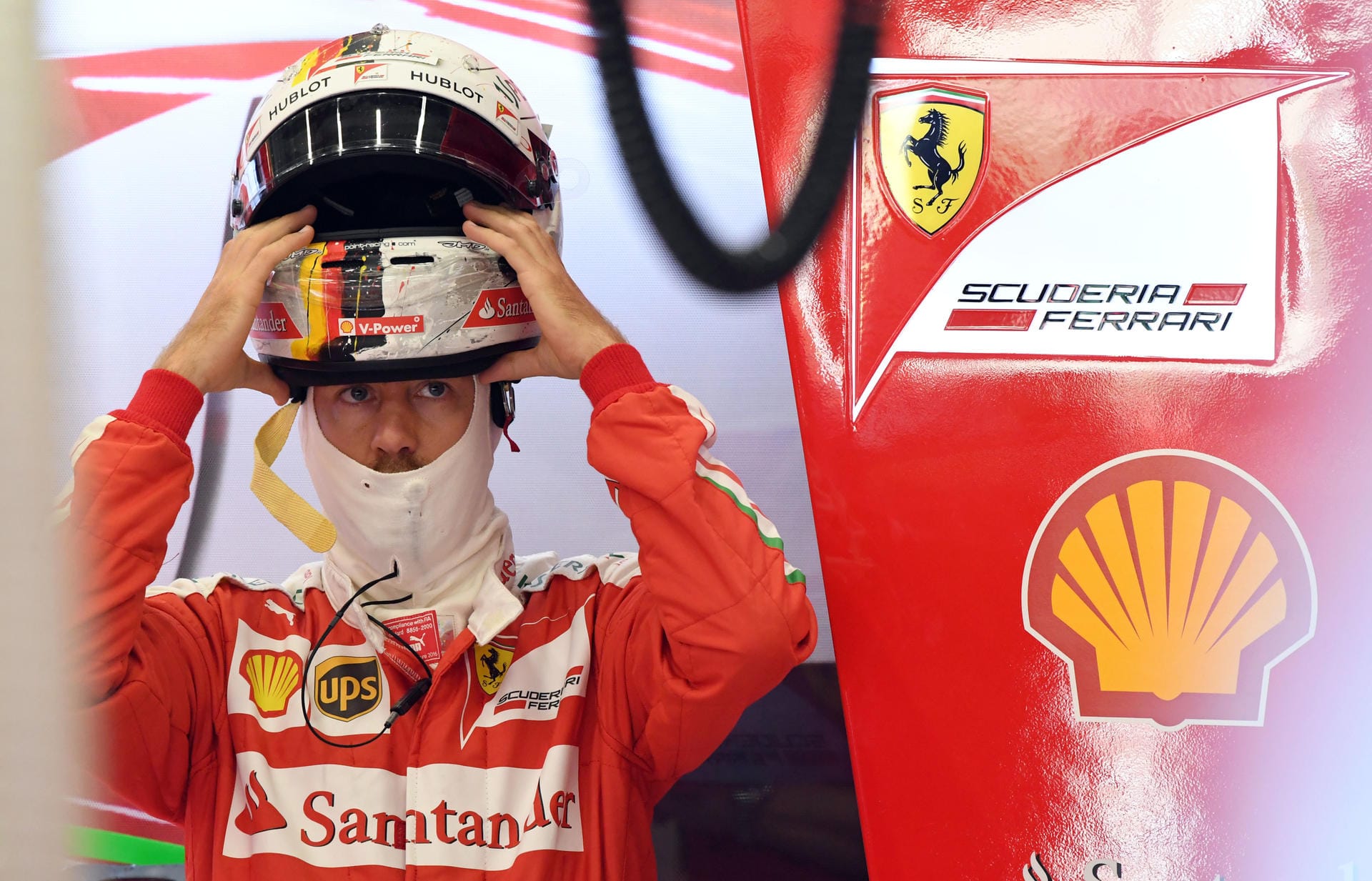 Banger Blick auf die Zeitentafel: Sebastian Vettel kommt im ersten Training nicht an die Topzeit von Nico Rosberg heran.