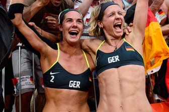 Kira Walkenhorst (l.) und Laura Ludwig (r.) jubeln mit Fans nach dem Finalsieg.