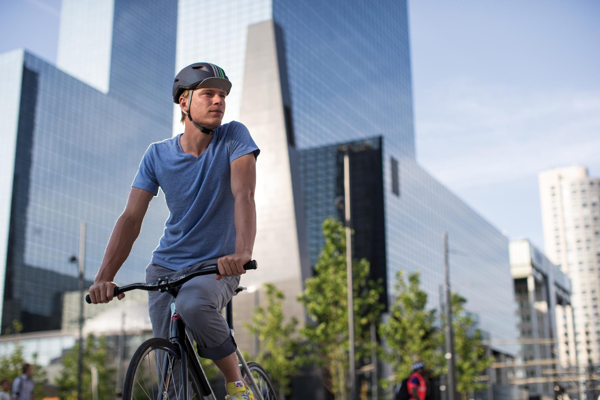 Ein Helm für schnelle Stadtradfahrer: Der "Yadd-I" von Abus kommt direkt mit integriertem Schirm, wie man ihn von der stylischen Radsportmütze kennt.
