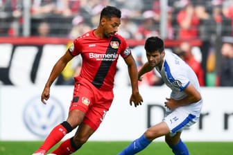 Bayer Leverkusen hat den Vertrag mit Karim Bellarabi (l) verlängert.