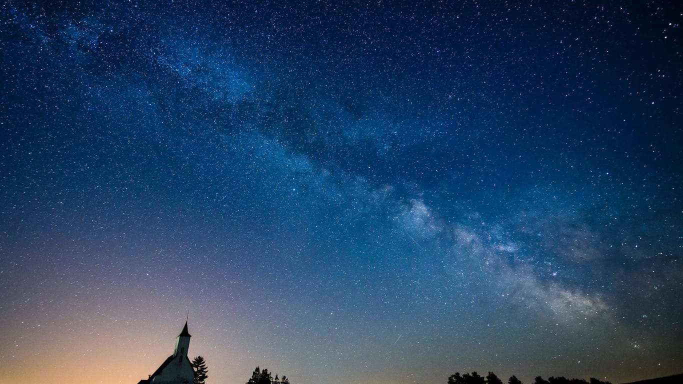 Spuren unserer Milchstraße am Nachthimmel.