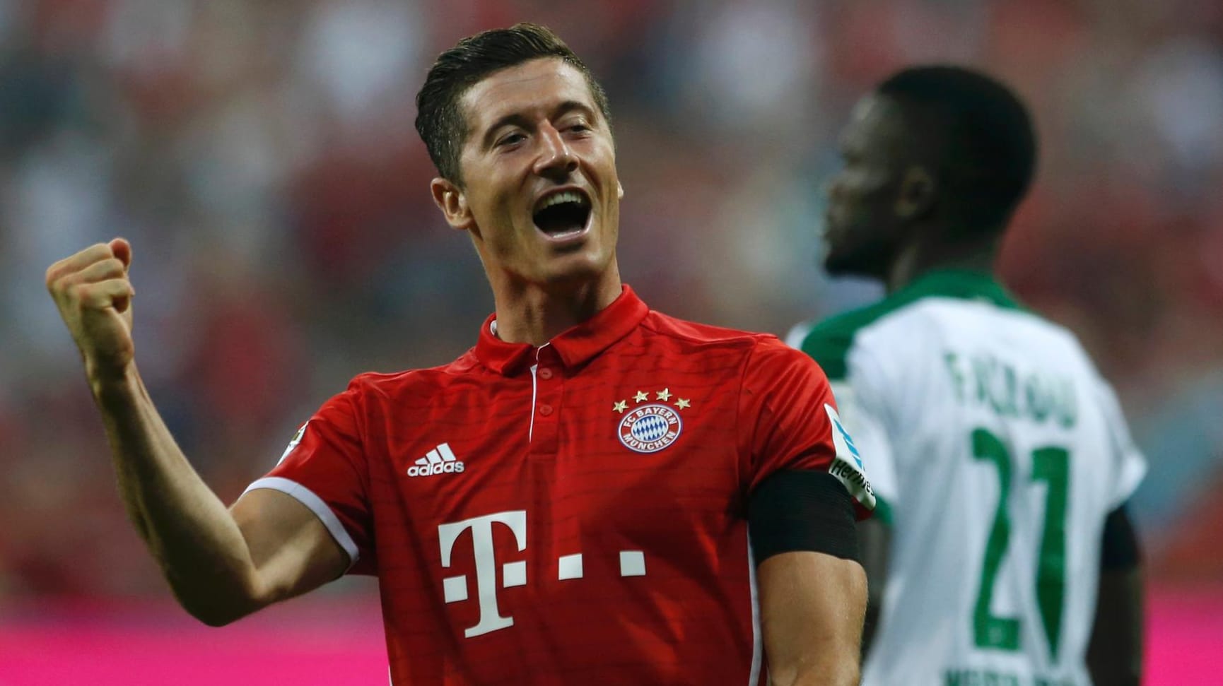 Bayerns Torjäger Robert Lewandowski schreit seine Freude heraus.