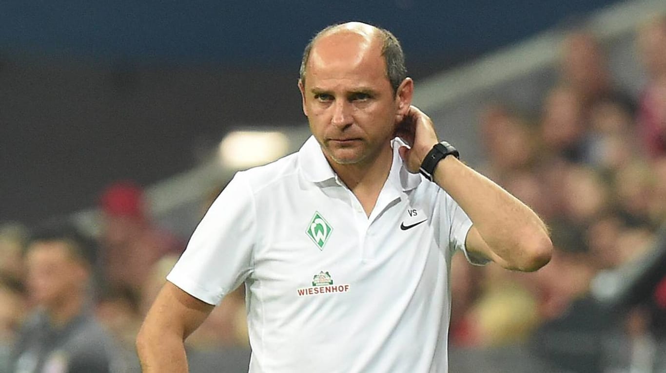 Ratlos an der Seitenlinie: Bremens Trainer Viktor Skripnik während des Spiels bei Bayern München.