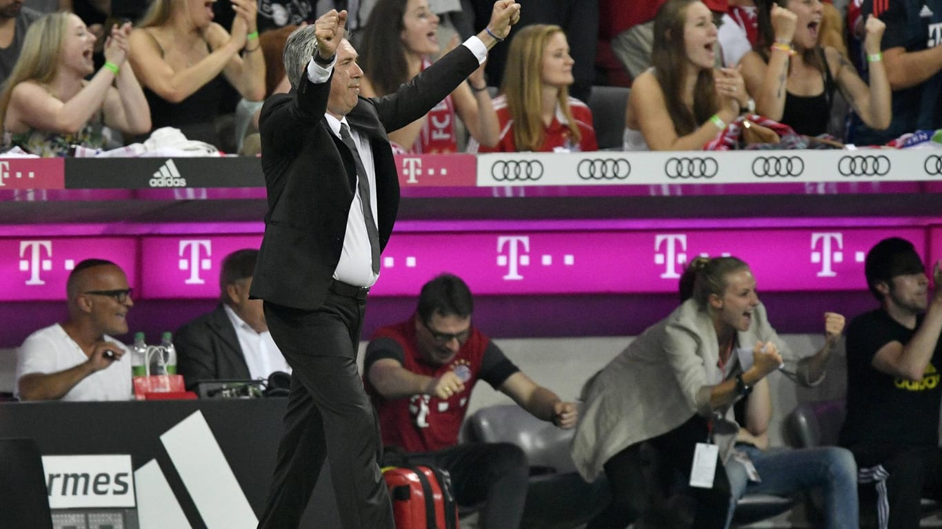Trainer Carlo Ancelotti bejubelt das erste Tor der neuen Saison für die Bayern.